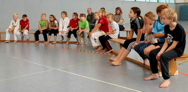Wie sieht ein böser Mensch eigentlich aus - Street Combat Kids