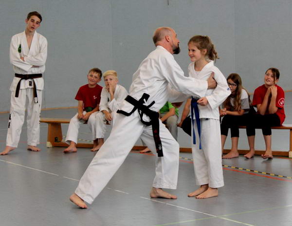 Wie sieht ein böser Mensch eigentlich aus - Street Combat Kids