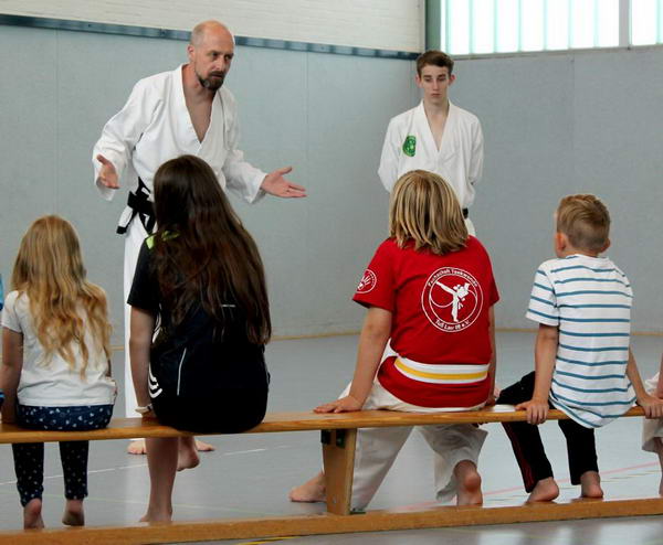 Wie sieht ein böser Mensch eigentlich aus - Street Combat Kids