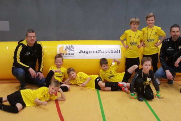 jugendhallenturniere die siegreiche Laerer F mit Trainerteam und Goldmedaille