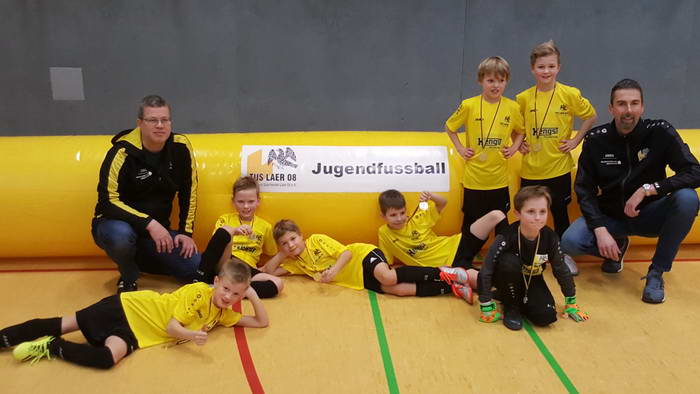 jugendhallenturniere die siegreiche Laerer F mit Trainerteam und Goldmedaille