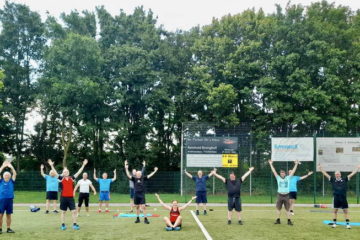 tus laer hiit vario fuer maenner gruppenfoto sportplatz