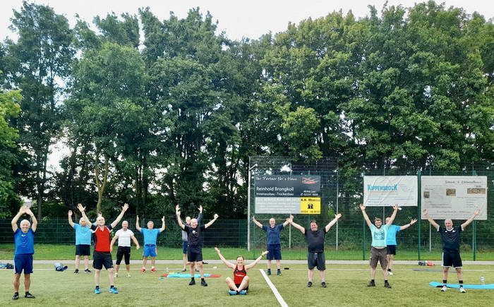 tus laer hiit vario fuer maenner gruppenfoto sportplatz