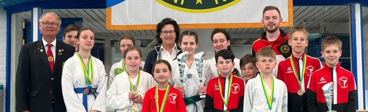 Pokale beim IBF Nederlandse All-Style Karate Kampioenschappen